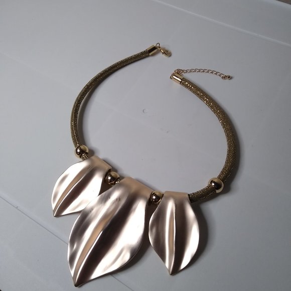 Metal Leaf Pendant Necklace Adjustable 17 To 19.5 Inches - Picture 3 of 12